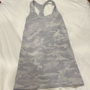Lululemon tank top possibly size 6 no dot found